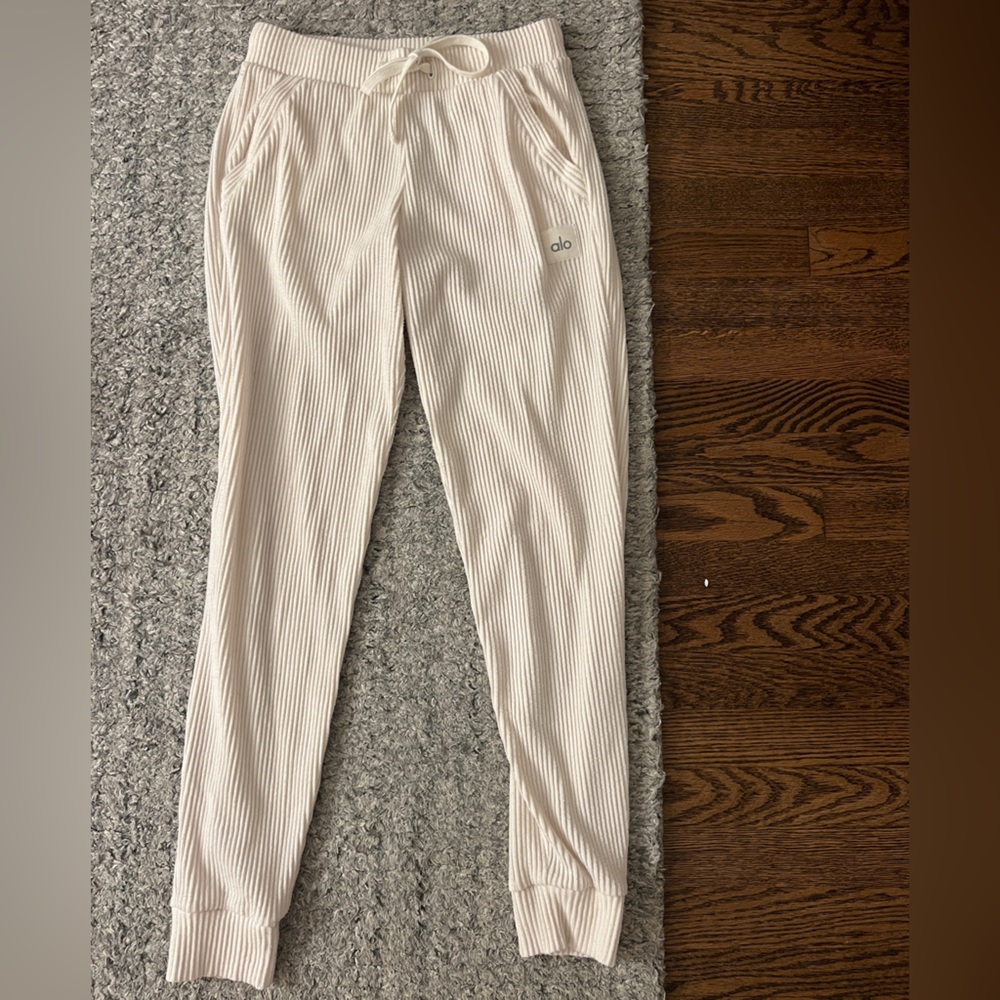 Women’s Alo muse sweatpant ivory size small